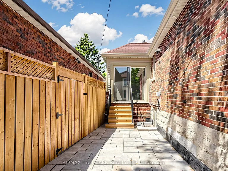 87 Fallingbrook Rd — Photo 46