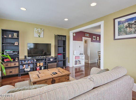 2nd image of 1271 E Kensington Ave