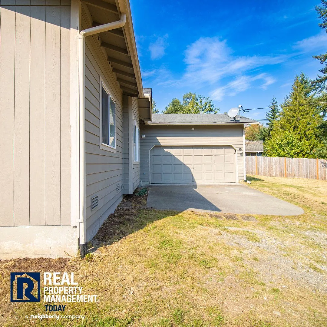Charming 3-Bedroom Bonney Lake Home with Large Yard & 2-Car Garage — Photo 3