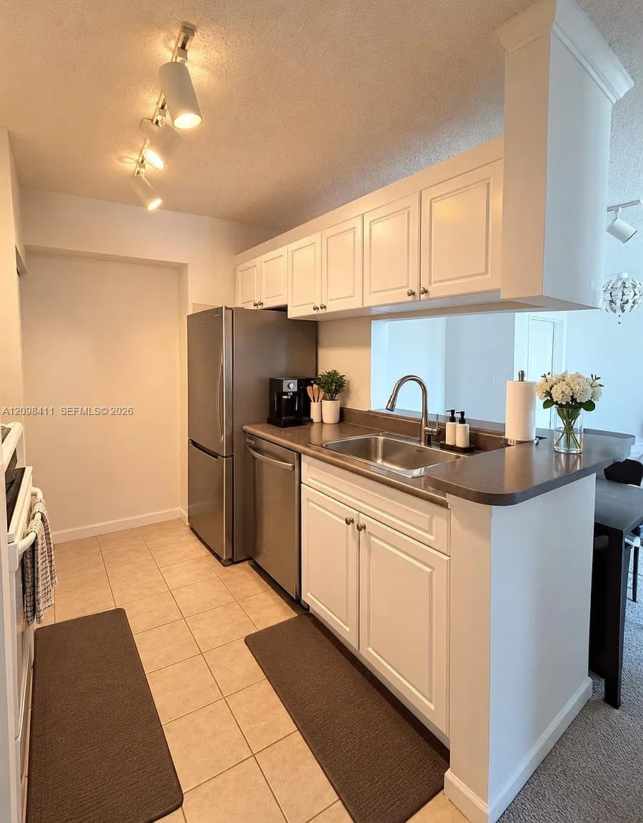 Porto Bellagio Condo — Photo 2