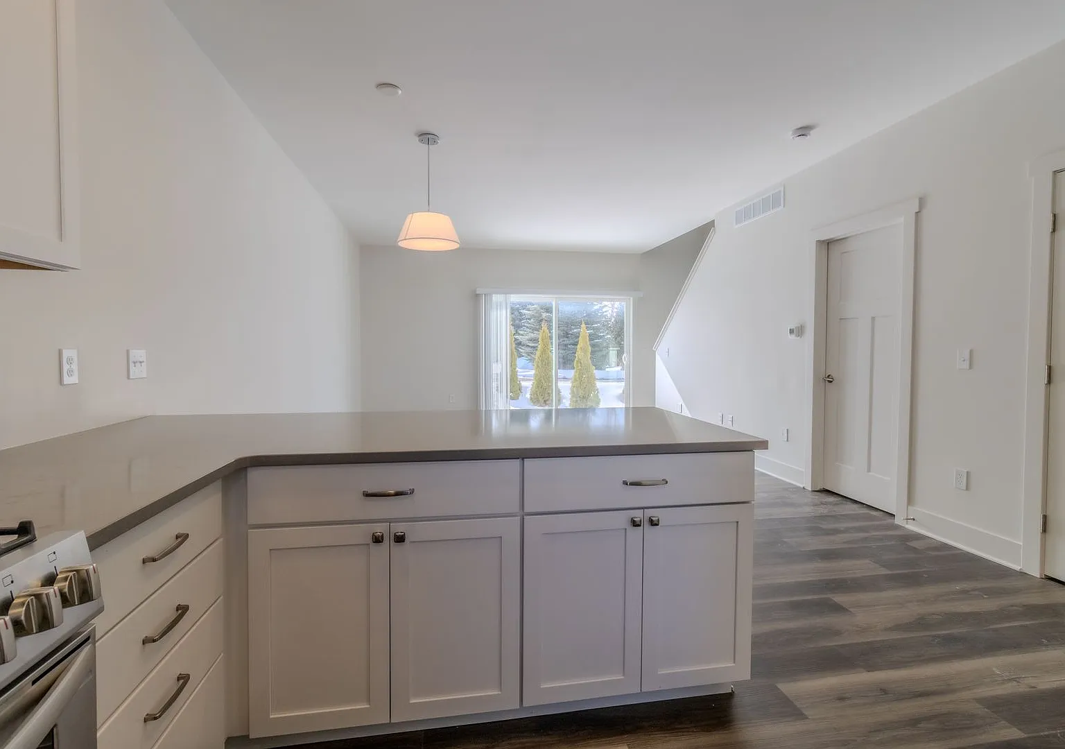ZO- 1542 Simsbury St — Photo 4