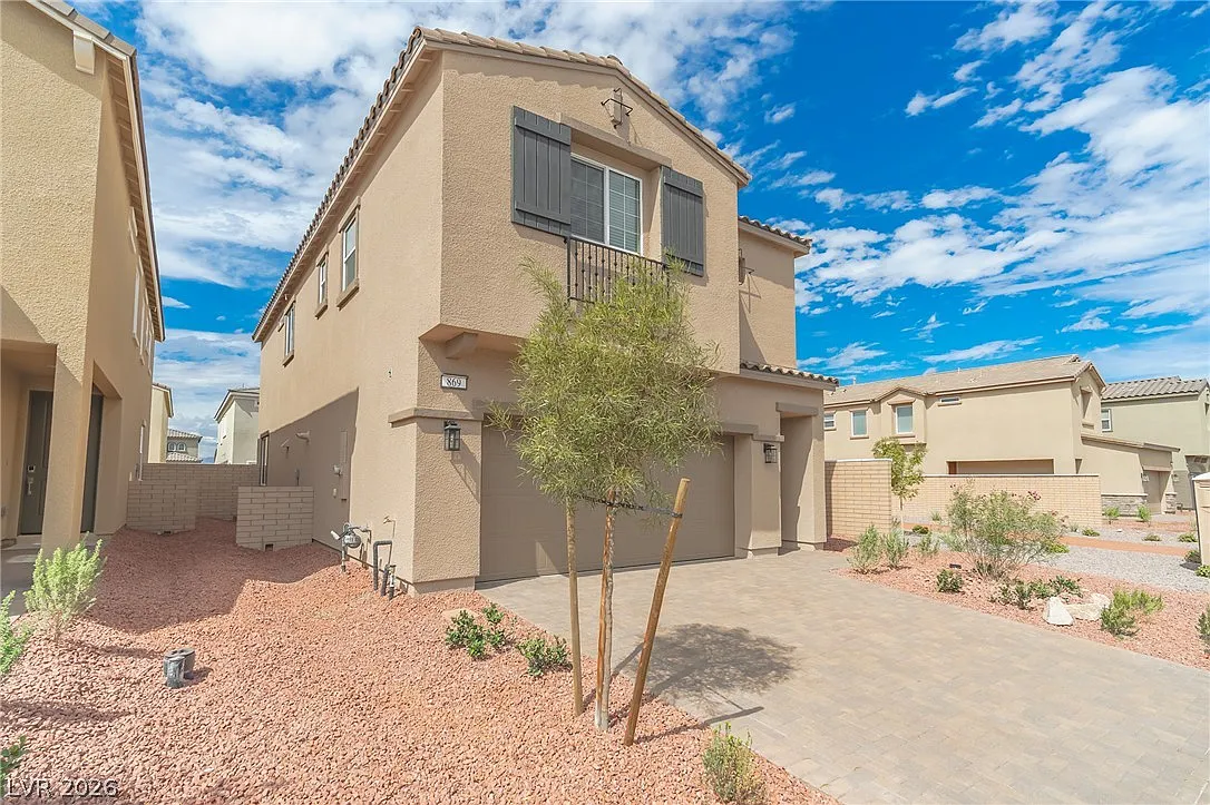 4 bed, 2.5 bath, 2001 sqft, $2,400 — Photo 2