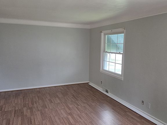 3rd image of 21639 Moross Rd