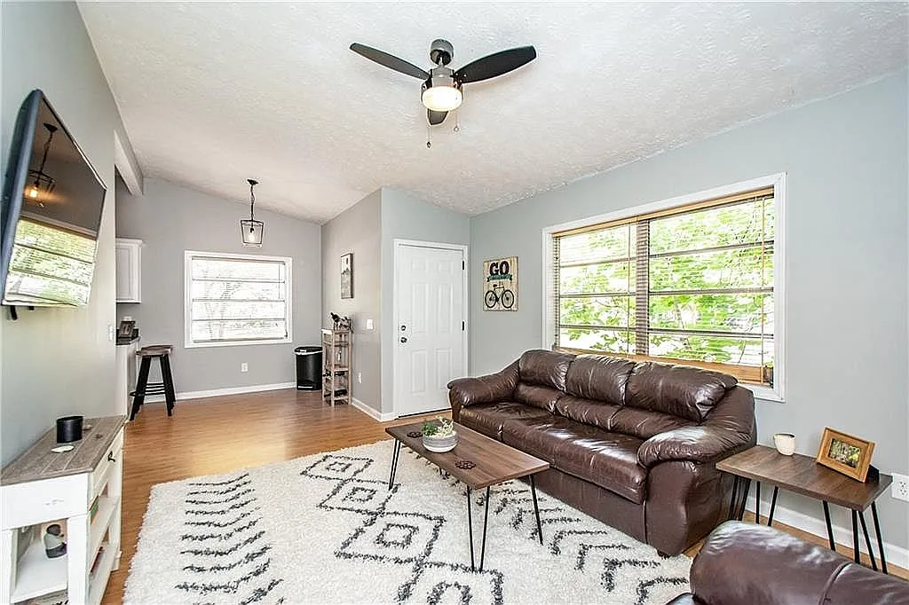 688 Inglewood Dr — Photo 2