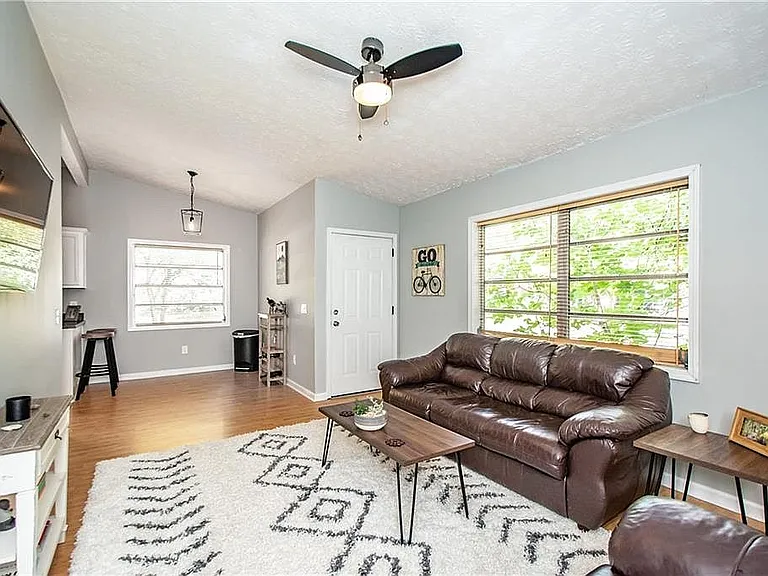 688 Inglewood Dr SE — Photo 2