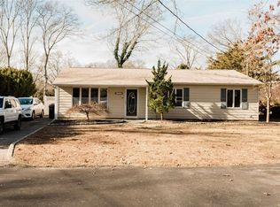 14 Seneca Trl, Ridge, NY 11961