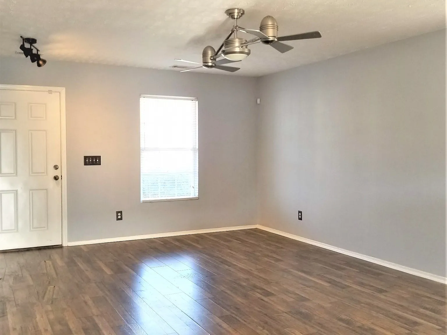 3 bed, 2.5 bath, 1776 sqft, $1,950 — Photo 2