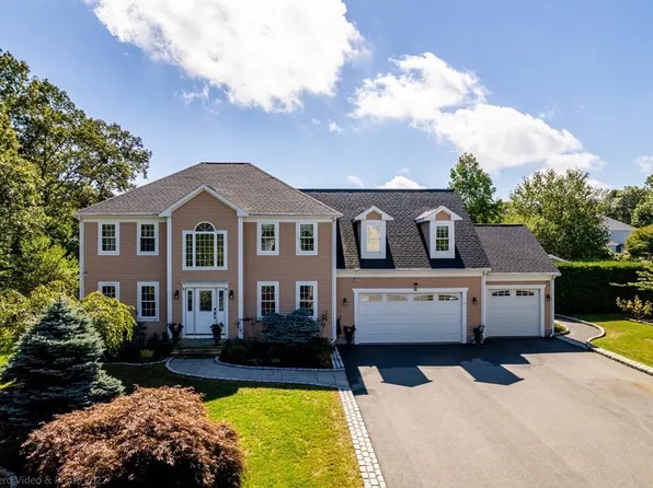 2 Spinnaker Ln, Dartmouth, MA 02748