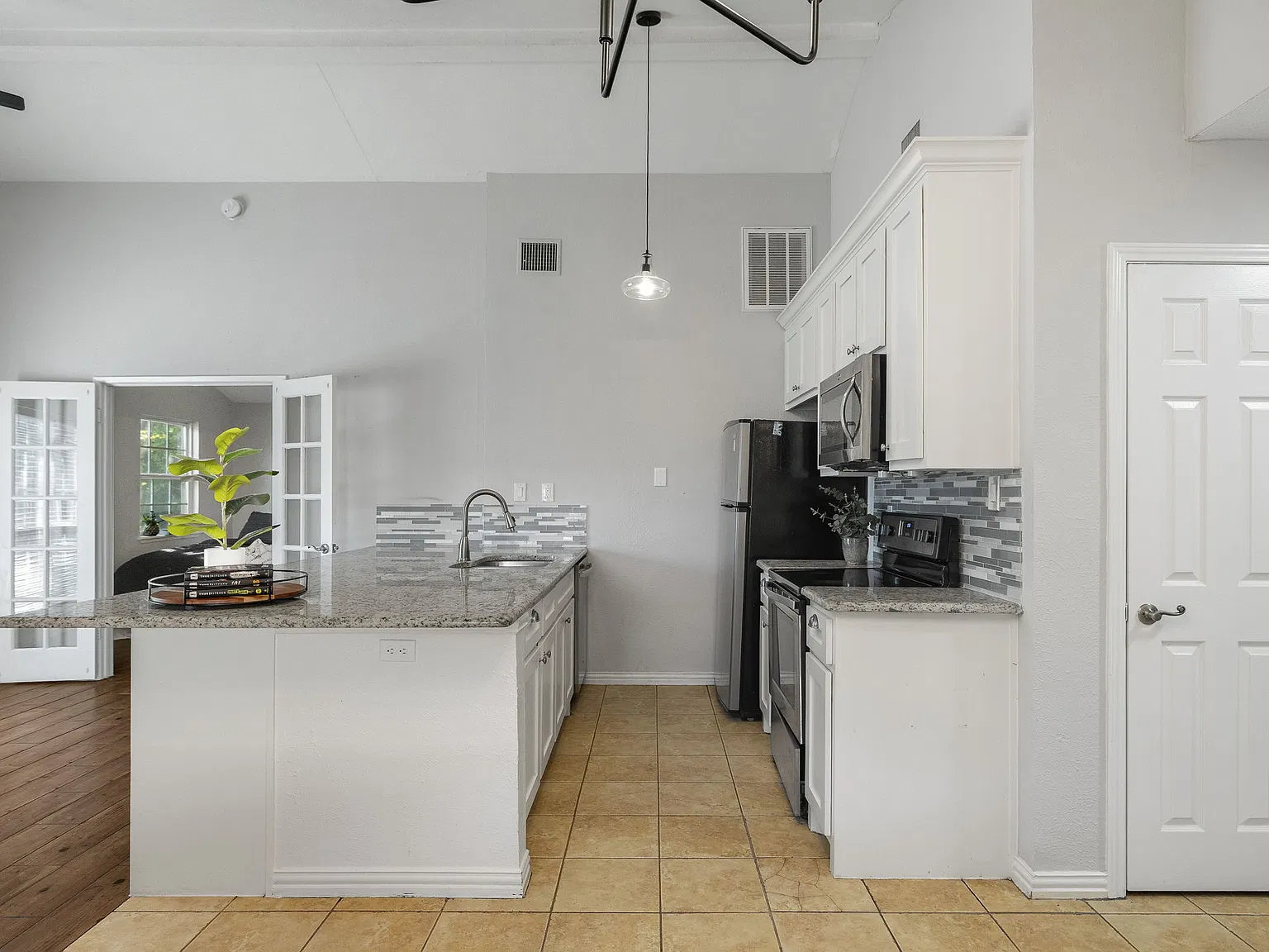 3 bed, 1.5 bath, 1105 sqft, $2,000 — Photo 4