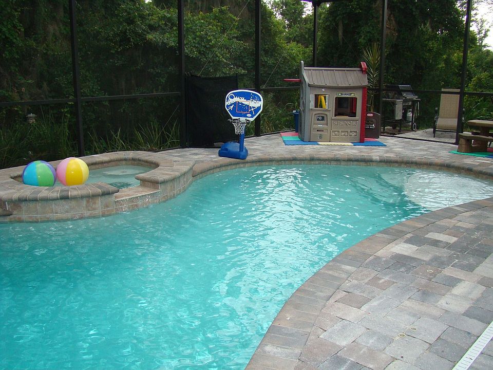 pool w/jacuzzi
