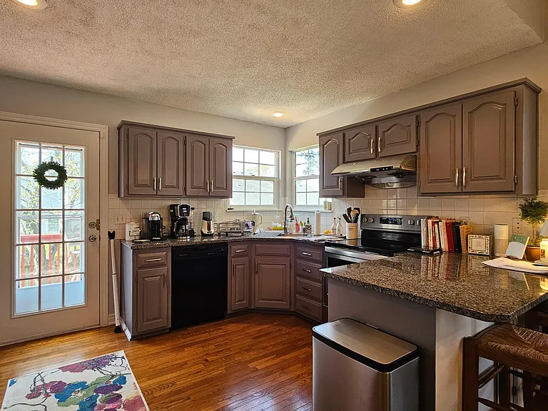 15624 Foster St — Photo 8