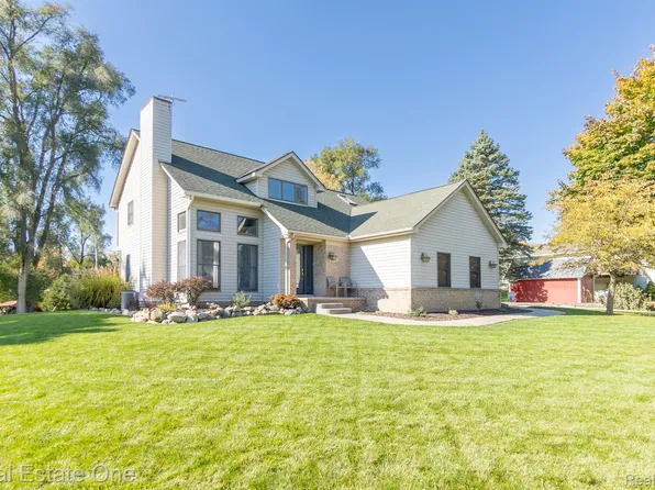 9618 Beach Park Rd, South Lyon, MI 48178