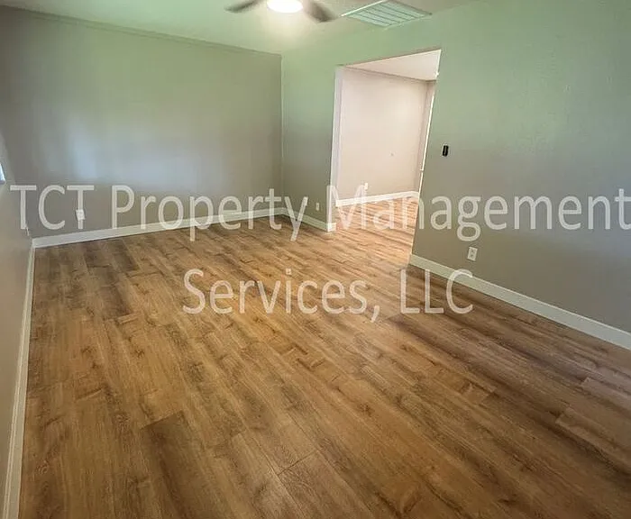 501 E Erie St #B — Photo 7