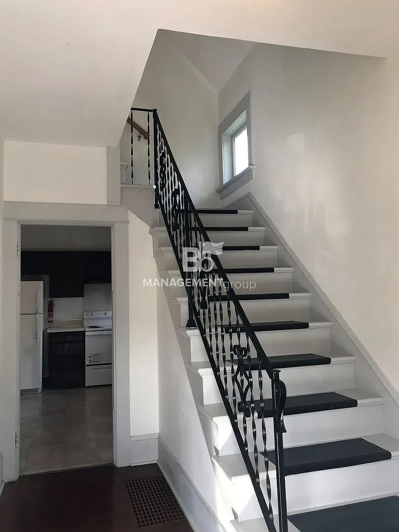John Landing- Light & Bright Charming Corner Lot Home! Walk to Downtown Portland — Photo 2