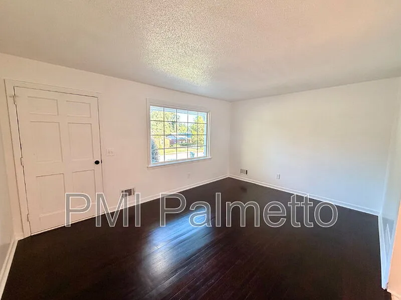 3 bed, 1.5 bath, 1032 sqft, $1,595 — Photo 4