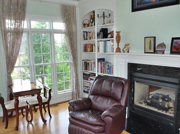 5th image of 2217 Guilford Ln