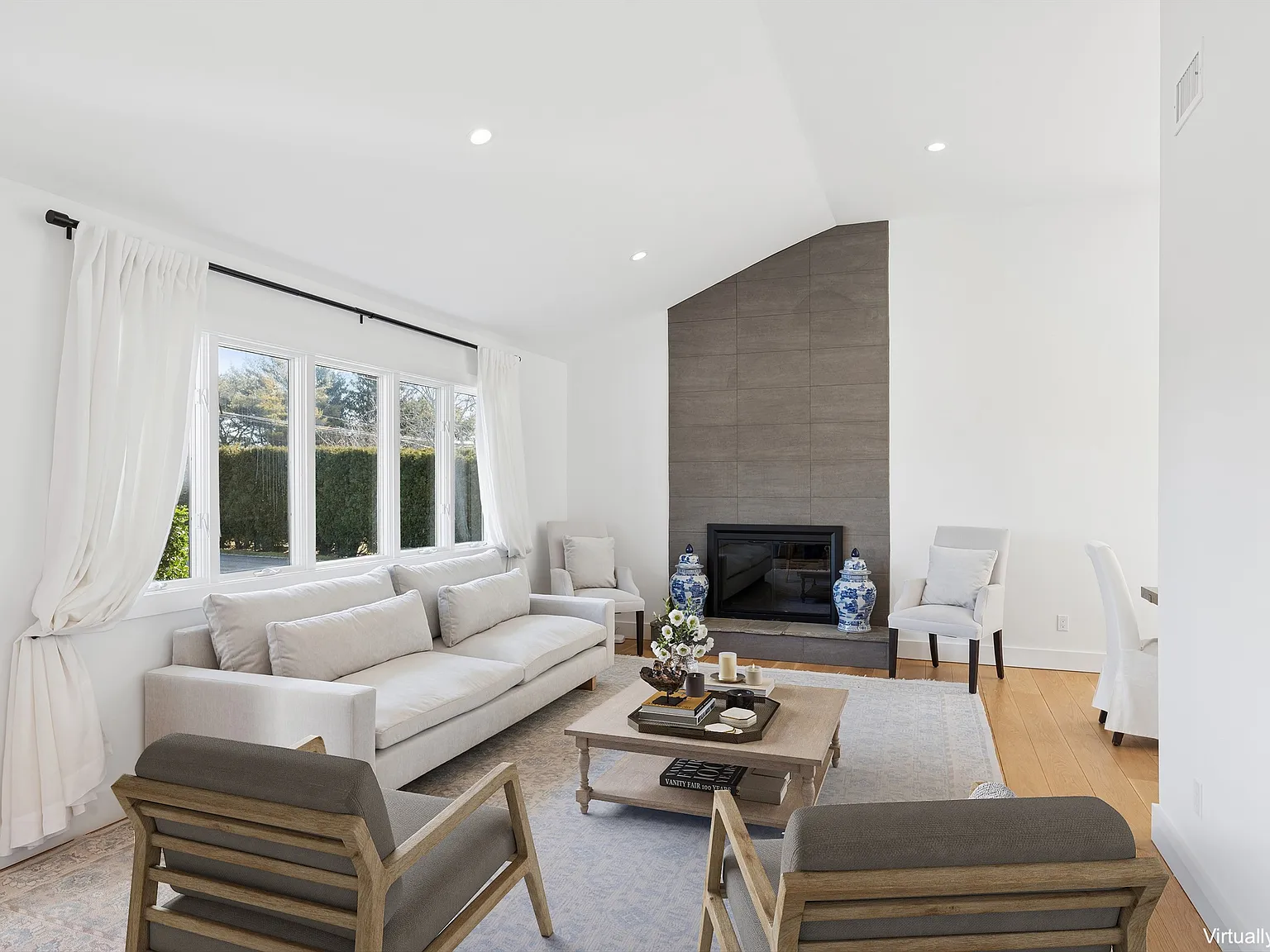 Exquisite Southampton Summer Retreat with Pool House — Photo 3