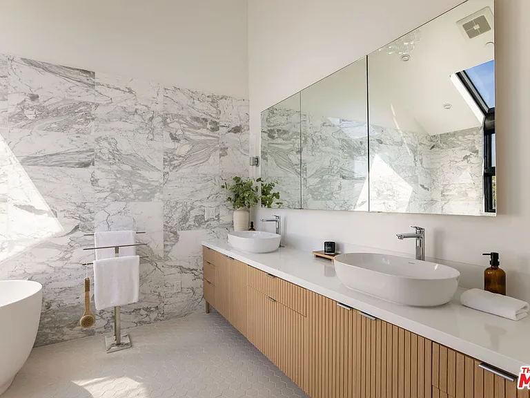 822 Superba Ave — Photo 31