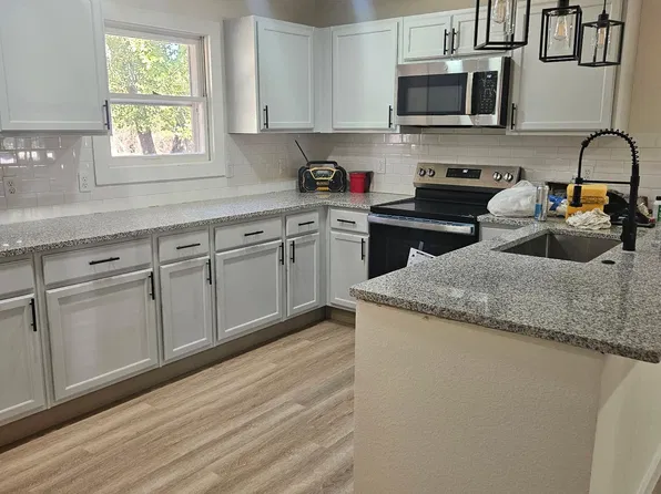 1005 Poe St, Azle, TX 76020
