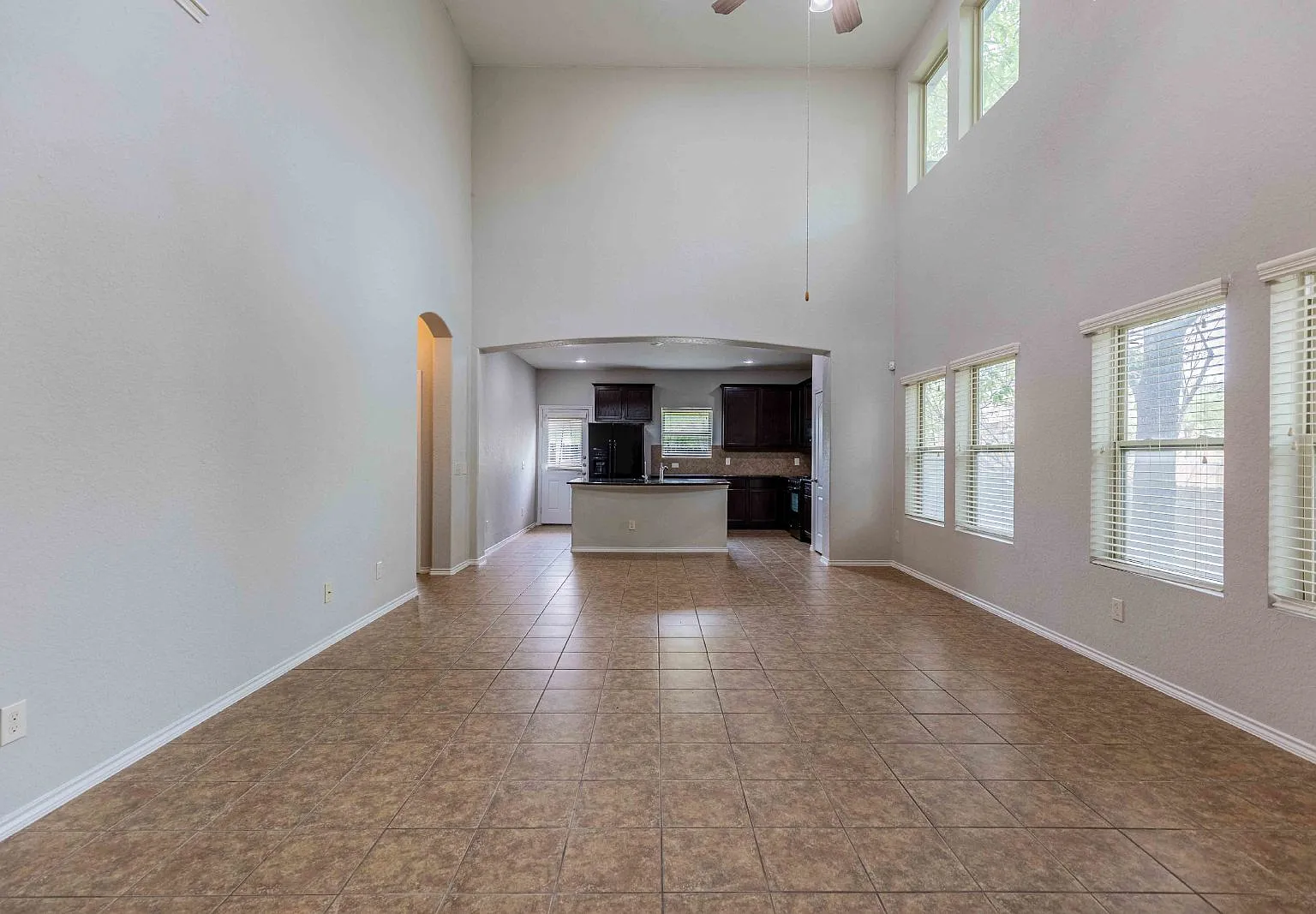 3 bed, 2.5 bath, 1950 sqft, $1,893 — Photo 4
