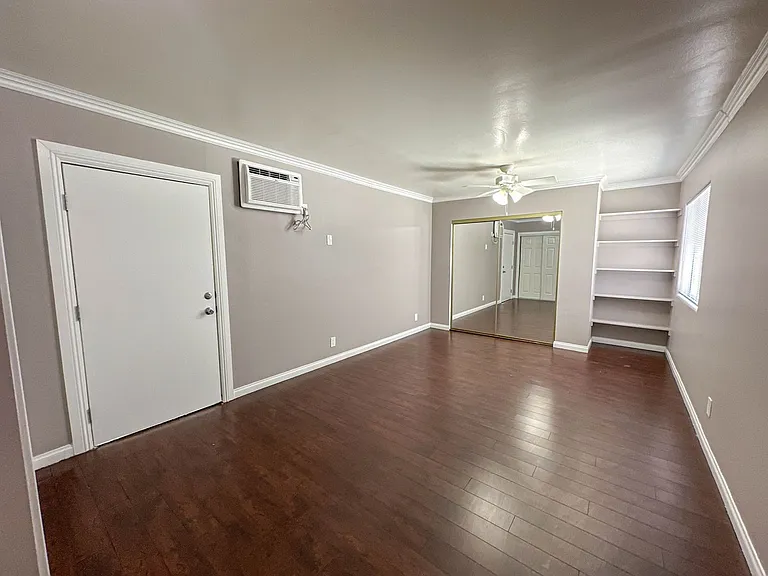 7353 Yarmouth Ave — Photo 12