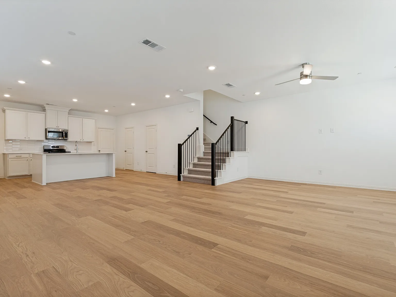 3 bed, 2.5 bath, 2318 sqft, $3,000 — Photo 2