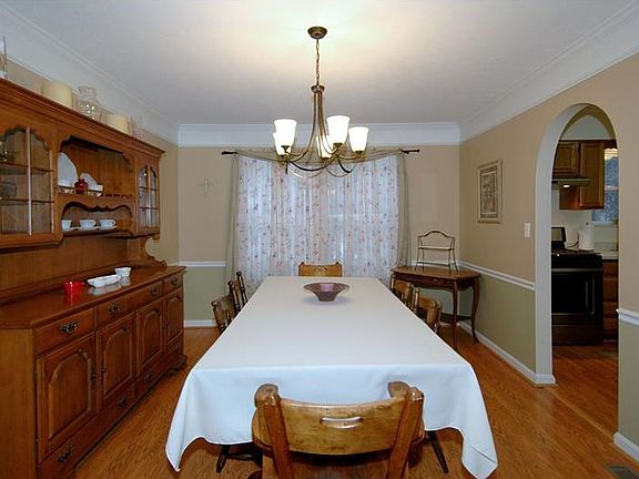 3rd image of 200 Royal Oak Ct