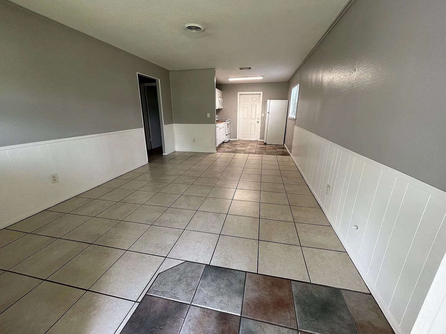 2/1 quiet neighborhood w/ small backyard & carport — Photo 4