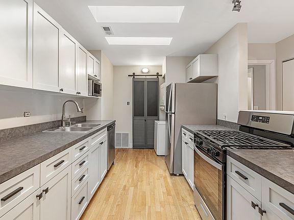 4th image of 1855 W Chicago Ave Unit 3