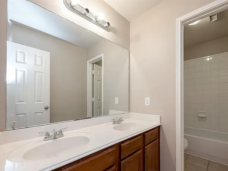 2118 Long Trail Path Ct — Photo 16