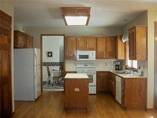 3rd image of 8825 W 132nd Pl