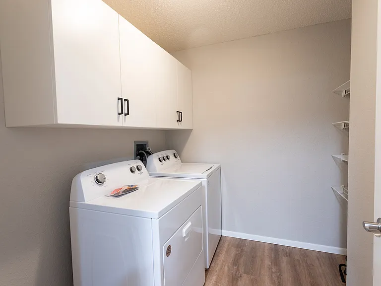 Royal Oak Apartments — Photo 18