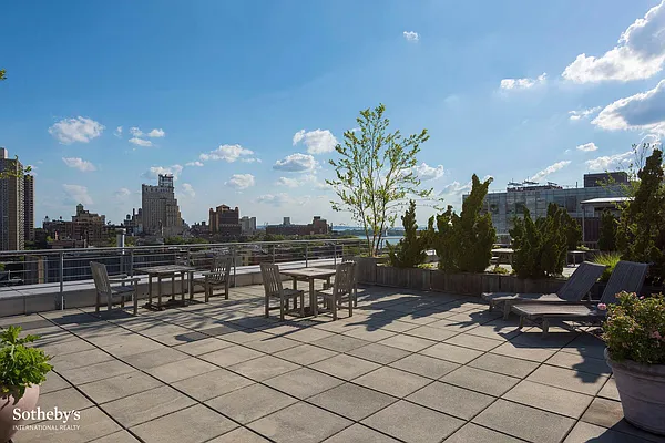 Sold by Sotheby's International Realty | media 14