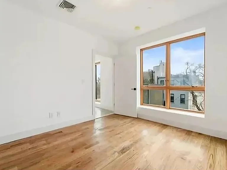 15 Hunterfly Pl #4R — Photo 6