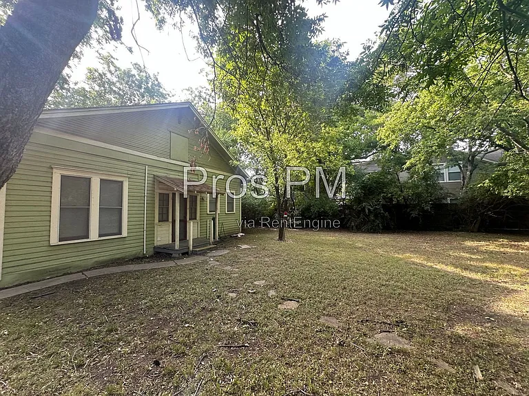 912 N Elm St — Photo 16