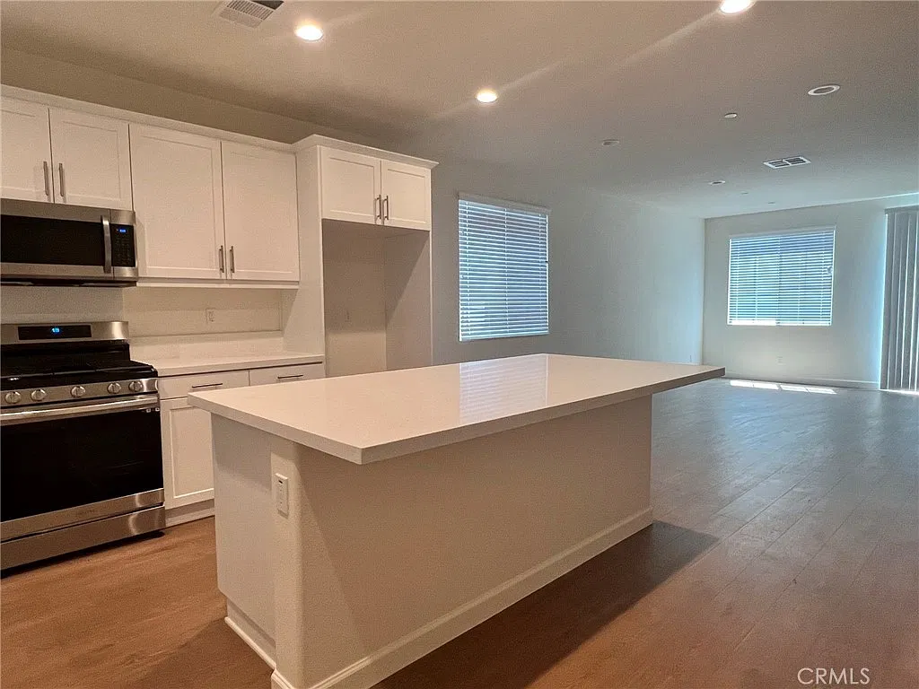 4 bed, 2144 sqft, $3,095 — Photo 3