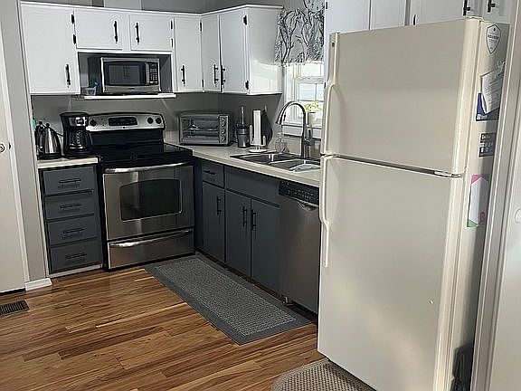 4th image of 204 Woodbine Dr
