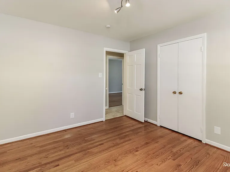 906 Meade Dr — Photo 13