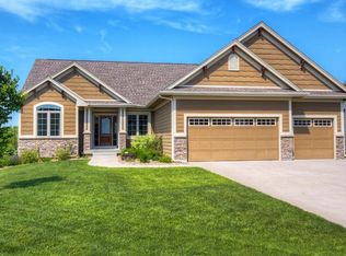 4460 NW 169th St, Clive, IA 50325