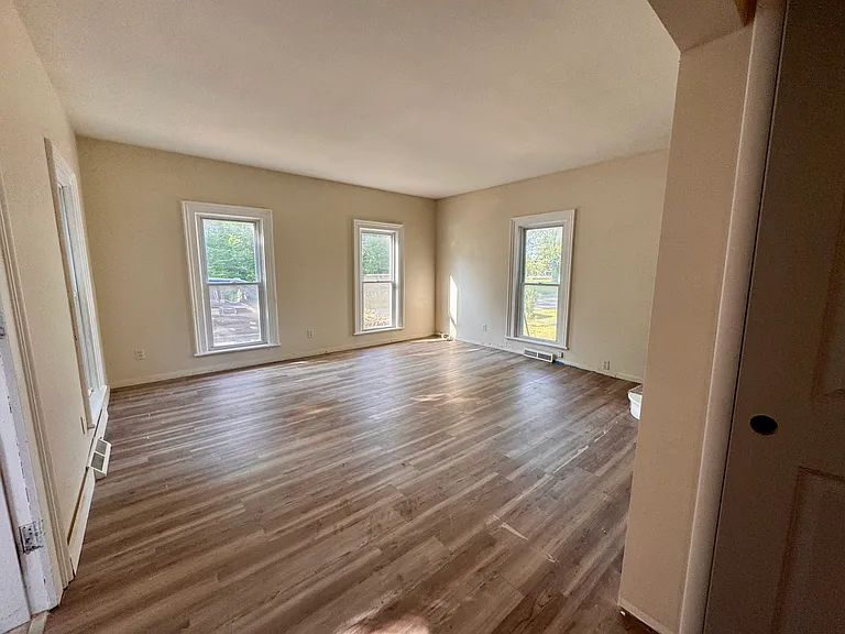 7246 Tonawanda Creek Rd — Photo 9