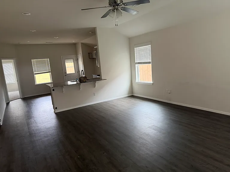 515 Ashwood St — Photo 3