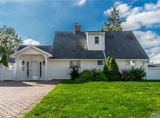 40 Magpie Ln, Levittown, NY 11756