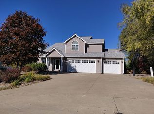 939 203rd Pl, Pella, IA 50219