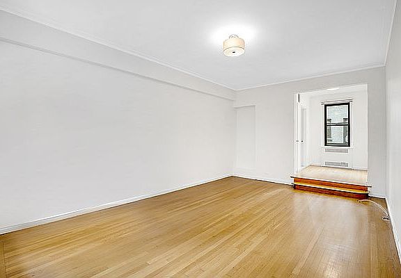 3rd image of 9 W 64th St APT 1E