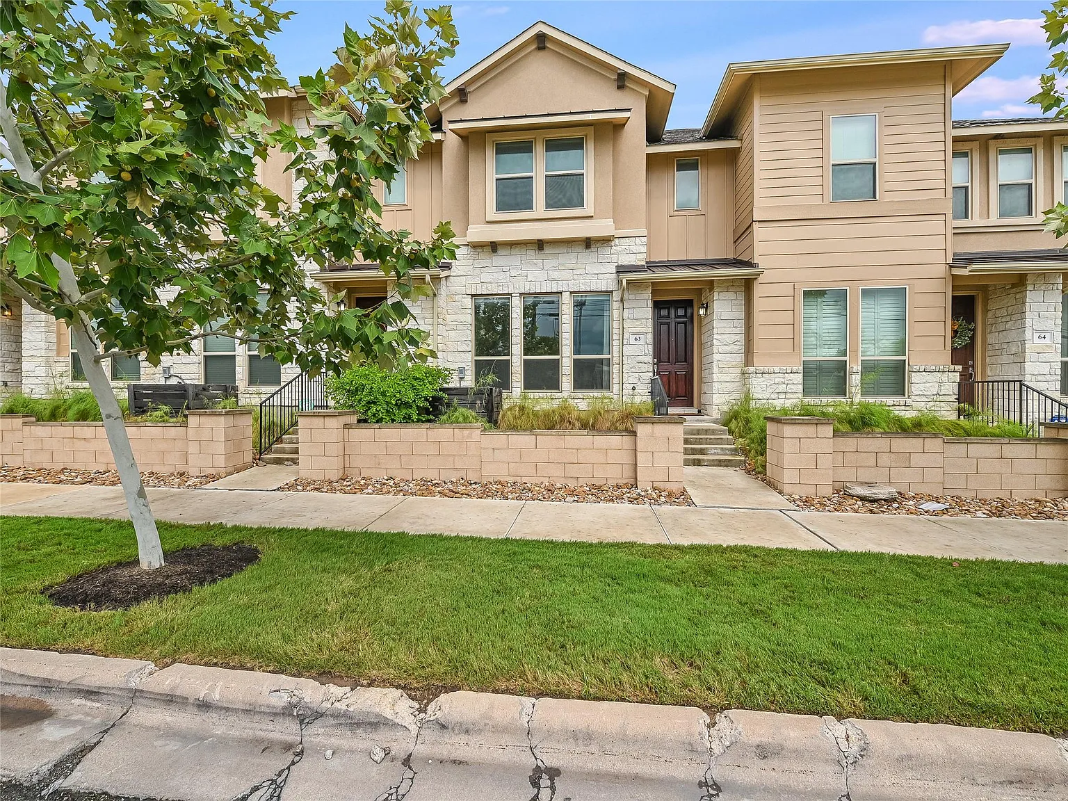 3 bed, 2.5 bath, 1623 sqft, $2,100 — Photo 2