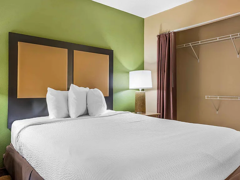 Deluxe Studio - 1 Queen Bed