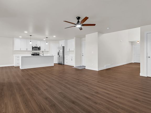 4th image of 578 W 7th Ave