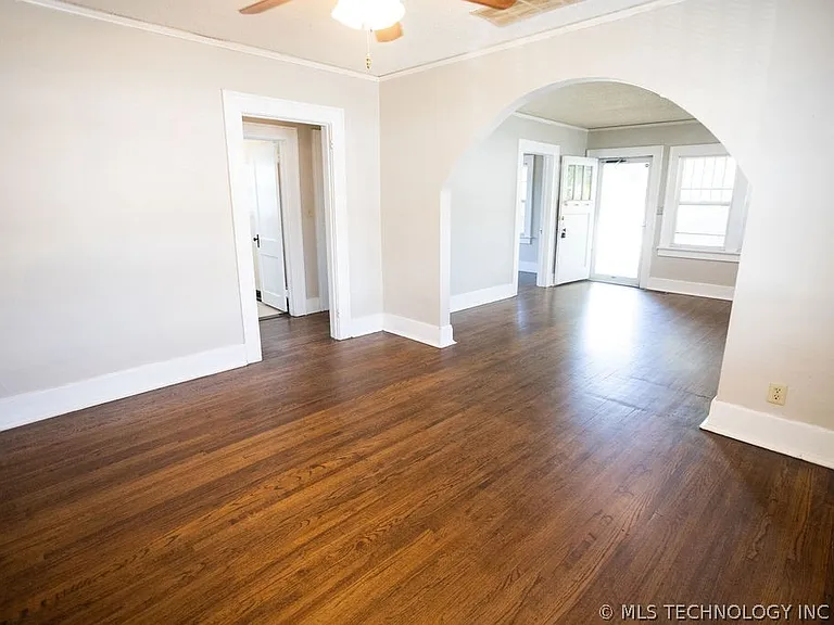 1147 S Florence Ave — Photo 22