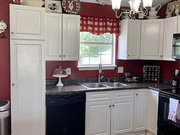 5th image of 410 Country Gardens Dr