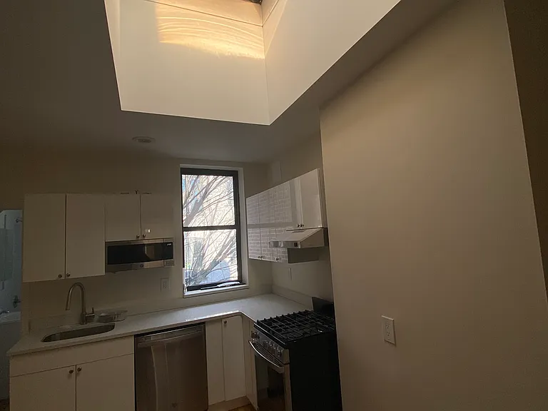 323 E 10th St #10 — Photo 8